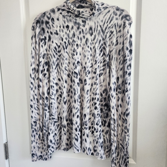 5/$25 Ann Taylor Leopard Print Turtleneck top - Picture 3 of 4